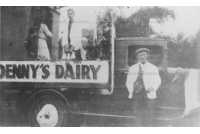 BET 582 Ted Bylett with Dennys float at Redhill carnival