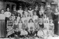 bet_160_school_group_1903_gaffer_wright_16-22