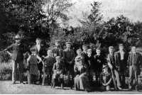 bet_187_more_place_cricketers_with_mrs_corbett_16a-14