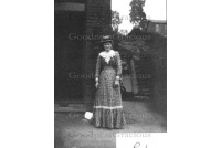wjr_r1_woman_with_parasol