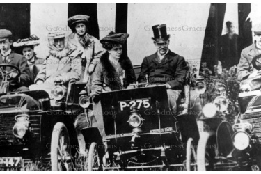 BET 589 Dr Wakefield and 1899 Benz on Redhill Common