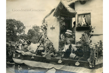 lei_163_coronation_float_1826958236